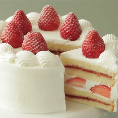 Bánh bông lan dâu tây với vẻ ngoài hấp dẫn, đưa vị