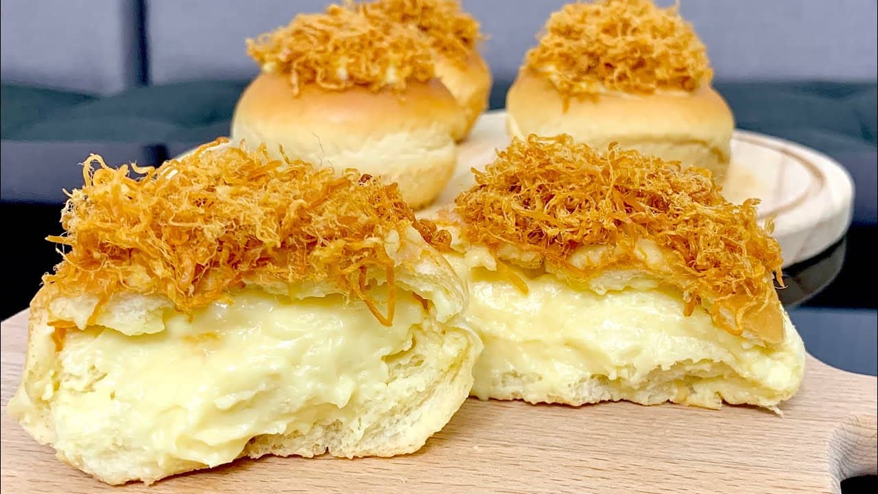 Bánh mì với lớp phô mai tan chảy béo ngậy vô cùng hấp dẫn