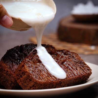 Thành phẩm bánh bò thốt nốt có màu nâu đậm đẹp mắt, ăn kèm cùng nước dừa