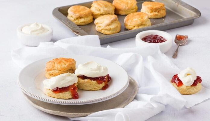 Nướng bánh scone thơm ngon, giòn tan trong miệng khi thưởng thức