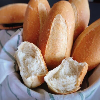 Thành phẩm bánh mì trong mềm ẩm, ngoài nóng giòn